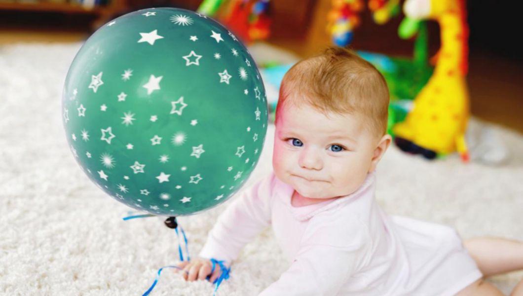 bebeluș cu un balon umflat