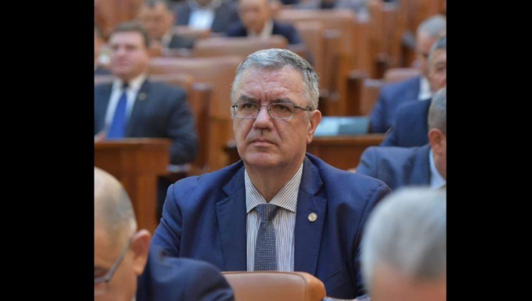 Deputat PNL Nicolae Giugea stând în sala de plen,în Parlament