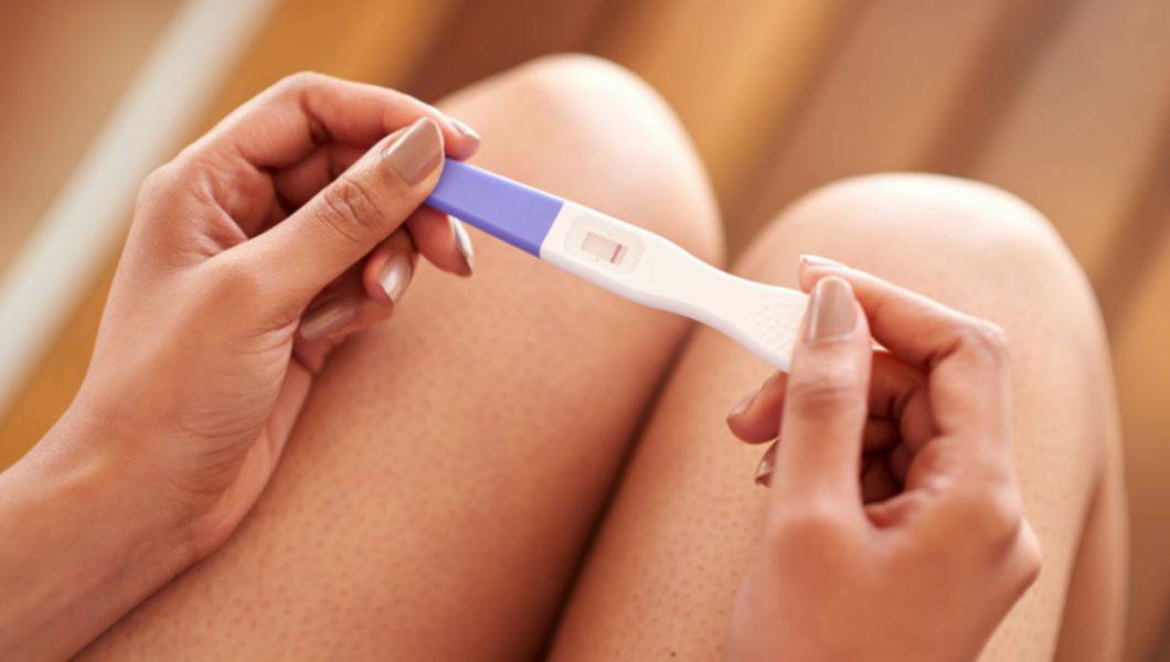 test de sarcină ținut de o femeie