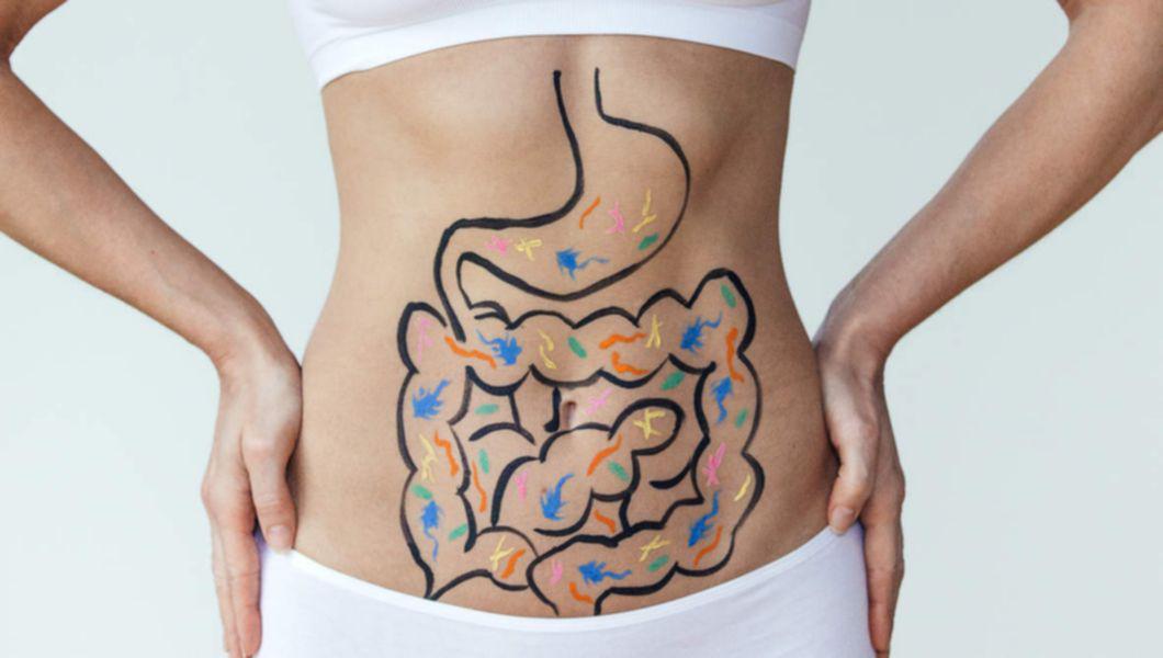 femeie care are pe burta desenat tractul digestiv