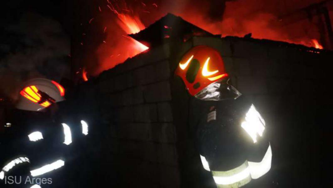 pompierii intervin la un incendiu de la o primărie