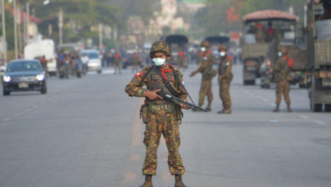 soldat din Myanmar cu pușca în mână