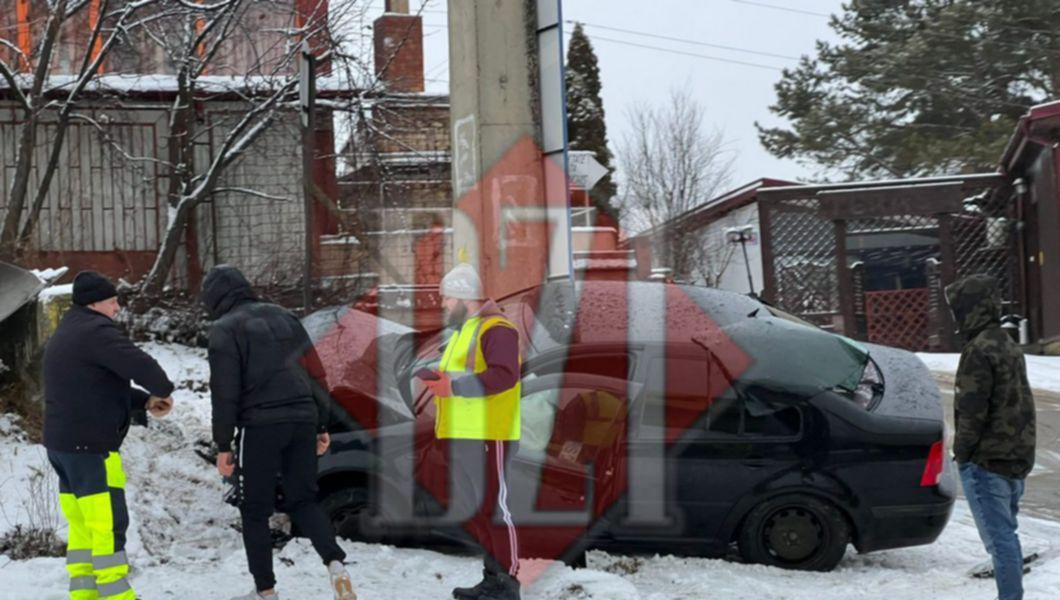 o mașină implicată într-un accident rutier din Iași - iarna
