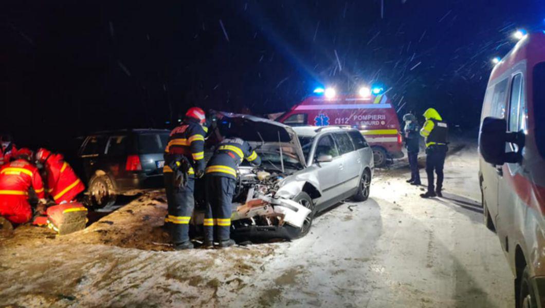 pompierii intervin la o mașină care a produs un accident în județul Suceava