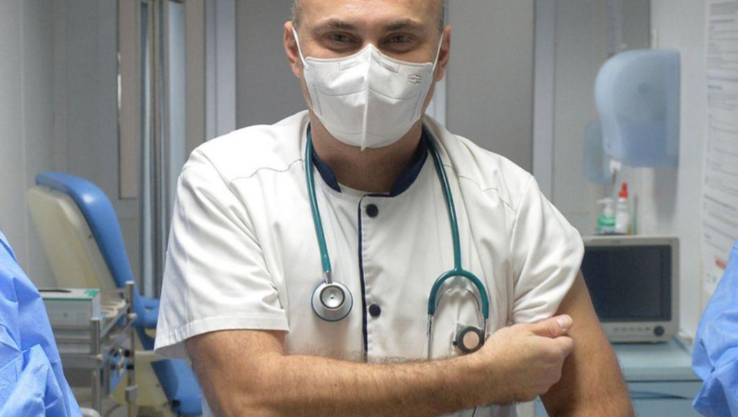 medicul Adrian Marinescu îmbrăcat în haine medicale