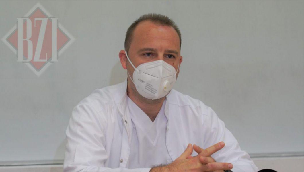 dr. Florin Roșu îmbrăcat în alb într-un birou