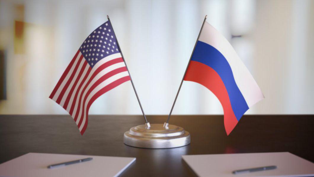 steagul SUA și steagul Rusiei puse pe un birou