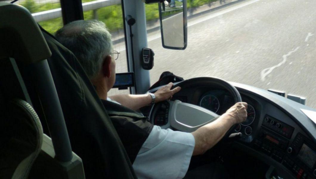 Șofer care conduce un autobuz