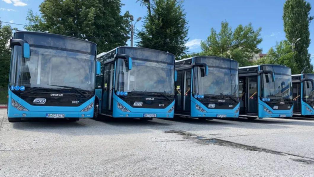patru autobuze albastre
