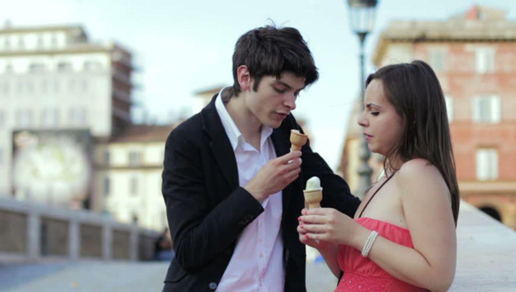 un băiat și o fată care mănâncă înghețată