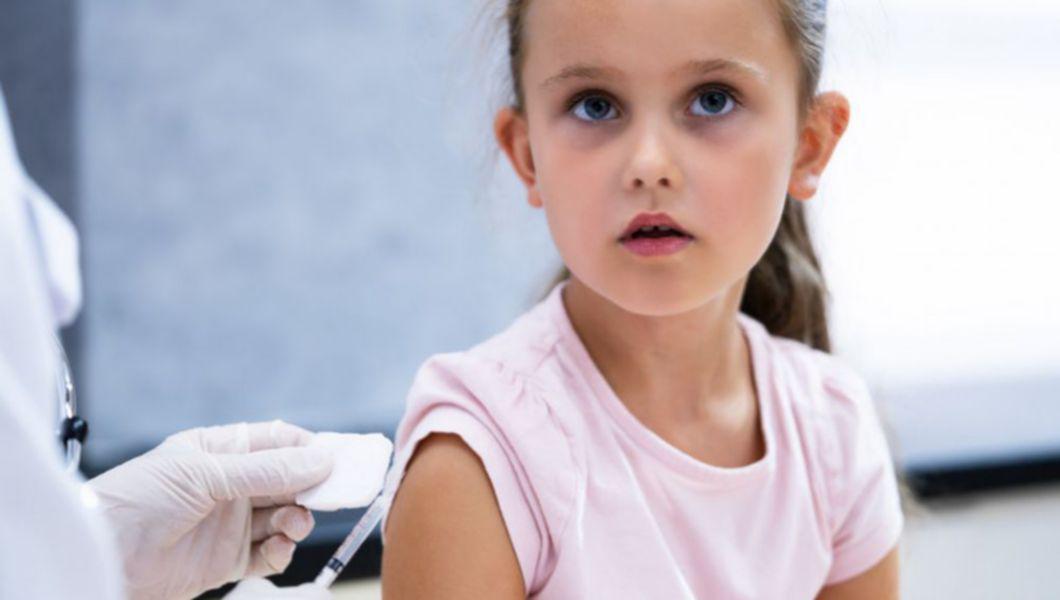 un cadru medical vaccinează un copil