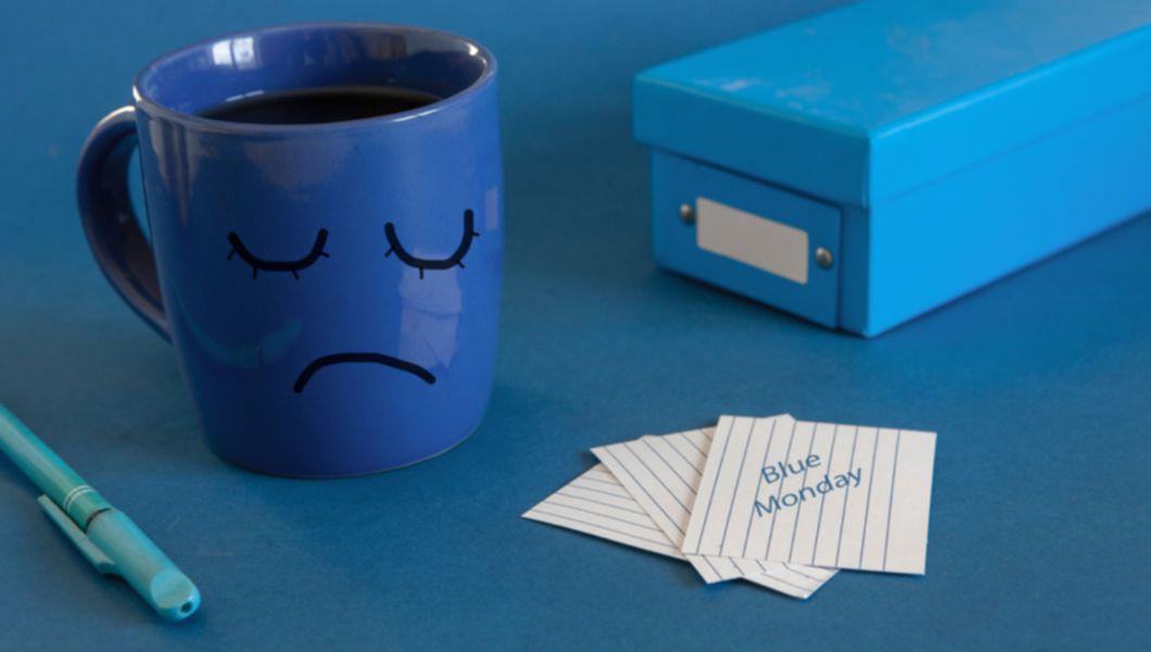 o cană tristă și un bilețel pe care scrie Blue Monday