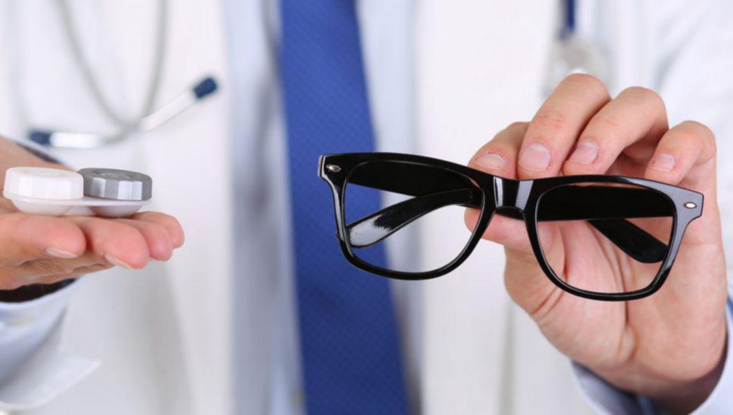 un medic care prezinta lentile de contact si ochelari