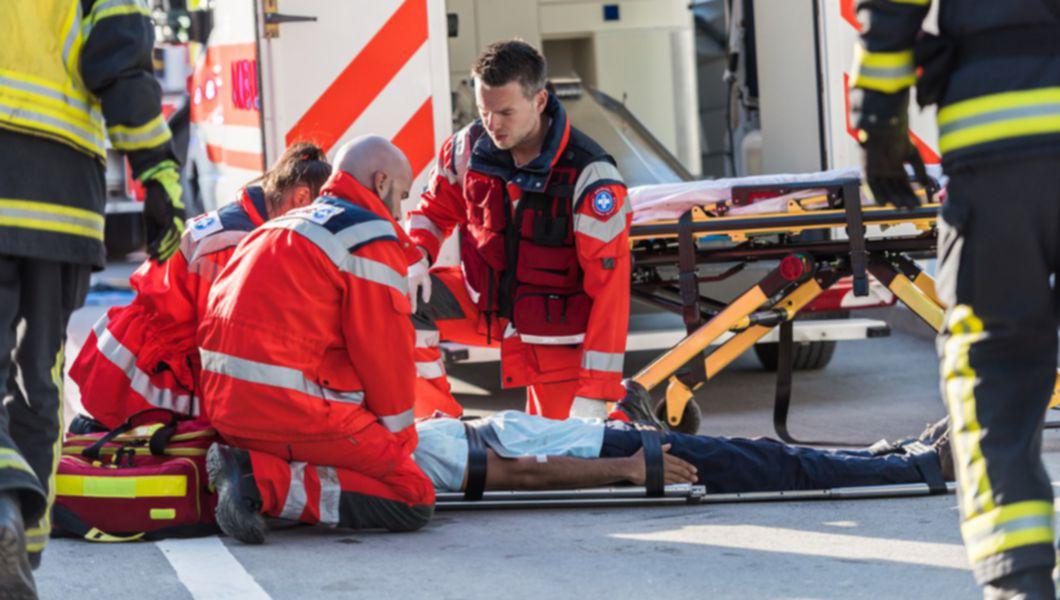 paramedici care acordă primul ajutor unui rănit
