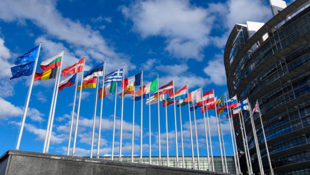 clădirea Parlamentului European și steagurile statelor din UE