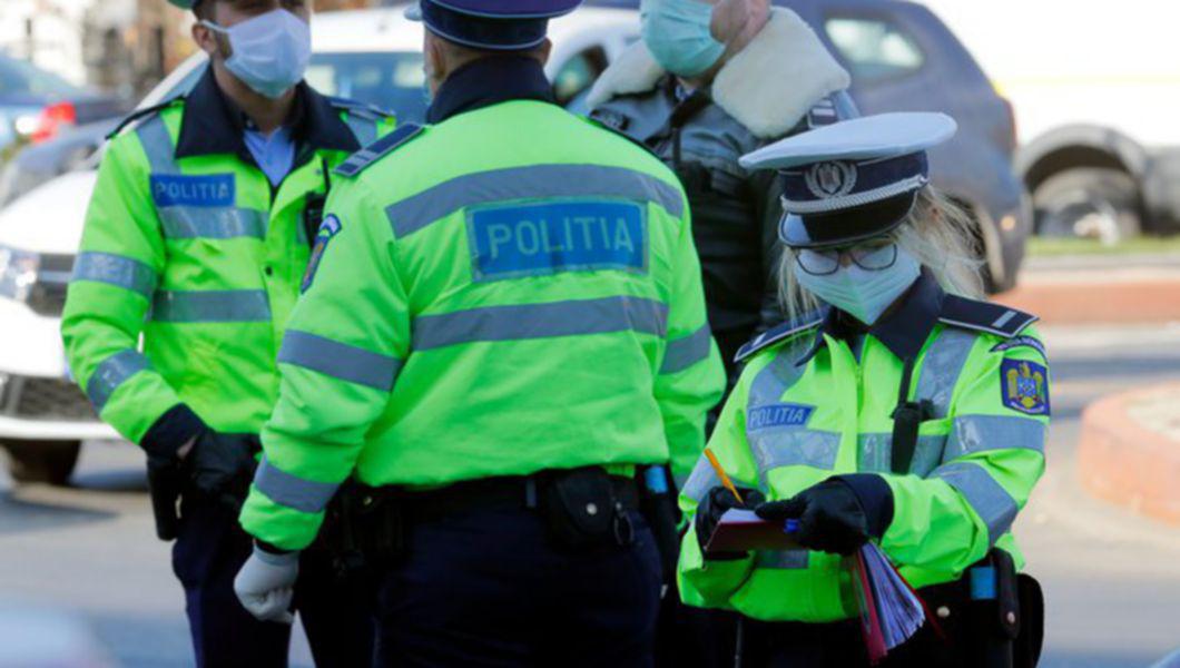 polițiști cu mască de protecție