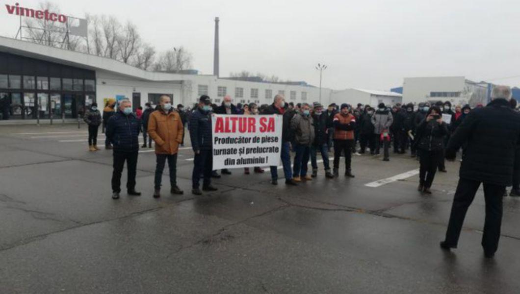 angajați ai ALRO Slatina la un protest