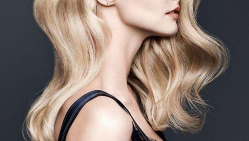 profilul unei femei cu parul blond decolorat