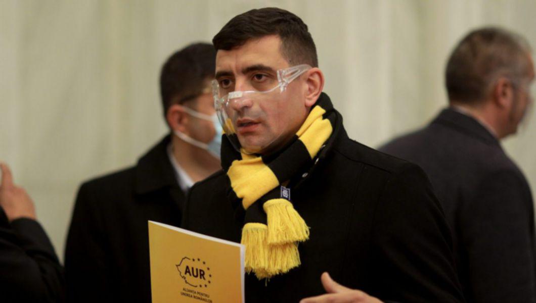 George Simion în timpul unui live din Parlamentul României - poartă mască și ține un dosar în mână