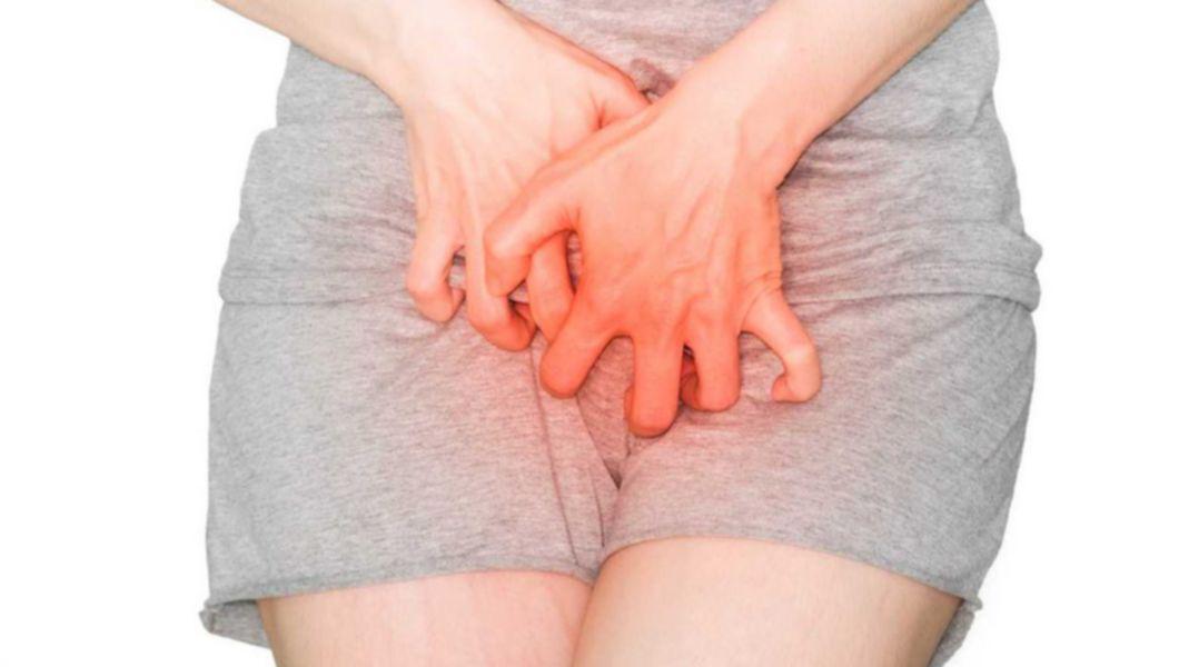 grafica femeie care se tine de zona intima din cauza iritatiei genitale