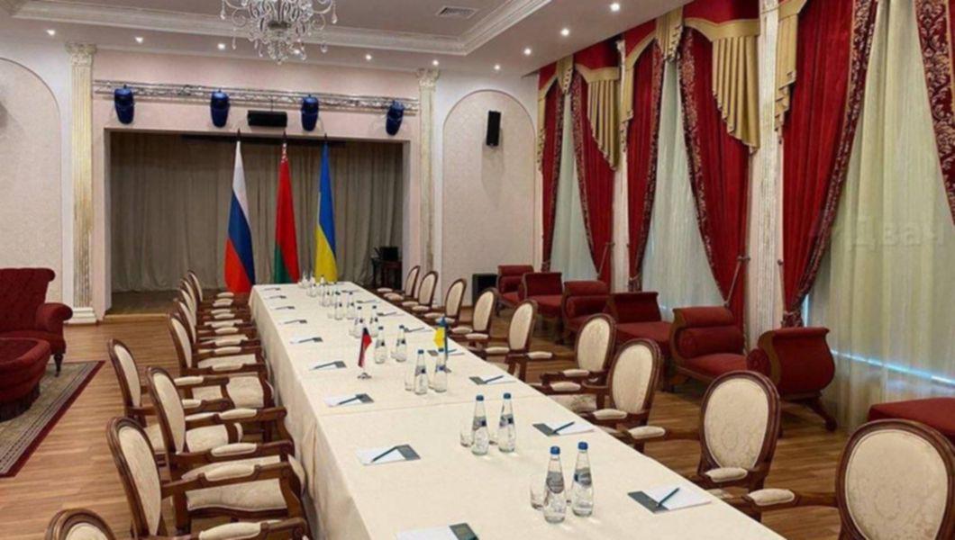 masa la care au avut loc negocierile dintre Rusia si Ucraina