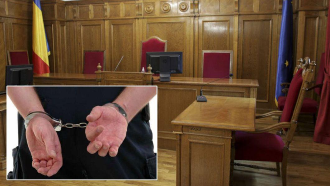 Un bărbat cu mâinile încătuşate la spate şi o sală de judecată