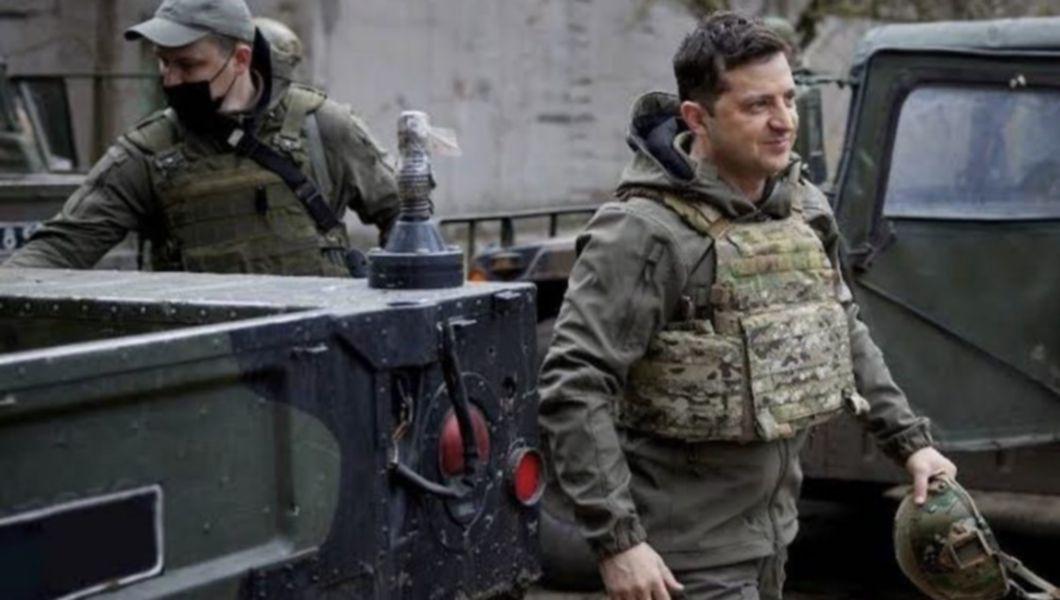 Volodimir Zelenski echipat pentru razboi, militar ucrainean