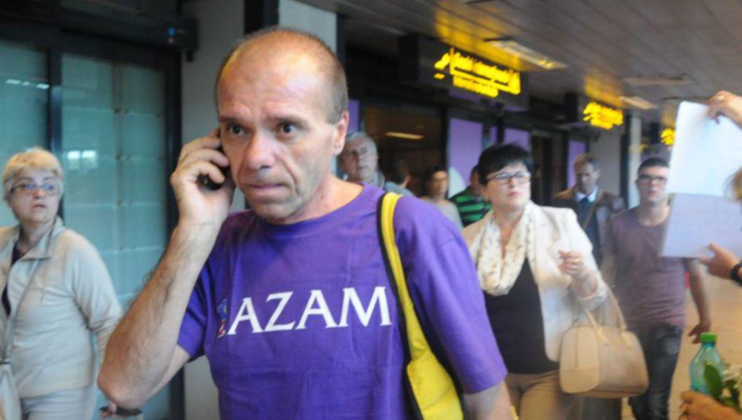 Dumitru Gologan vorbeste la telefon in aeroport