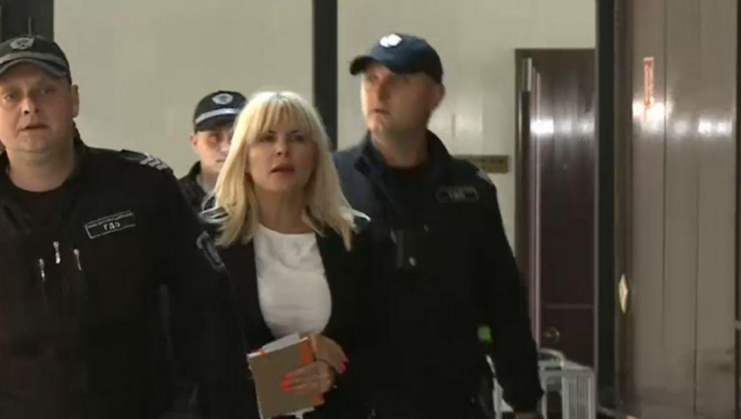 Elena Udrea cu catuse pe maine si a aflat ca ramane in arest preventiv