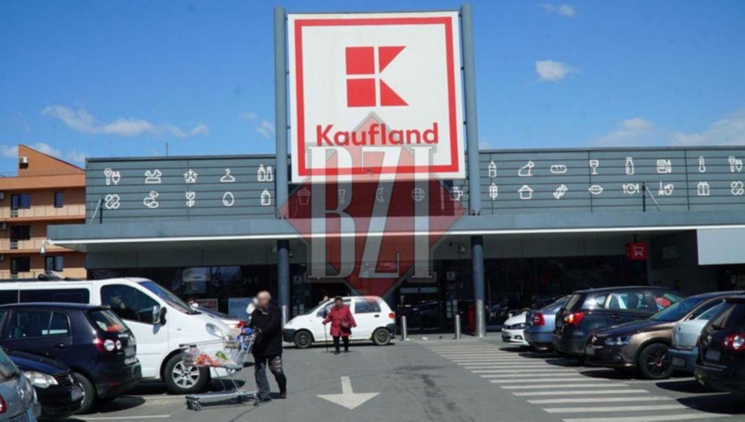 Intrarea din fațăa magazinului Kaufland cu cu un cerc roșu care să arate cam unde a fost găsit inconștinet bărbatul și o ambulanță SAJ