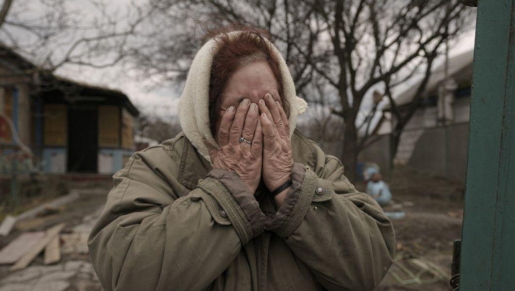 Femeie din Ucraina plange