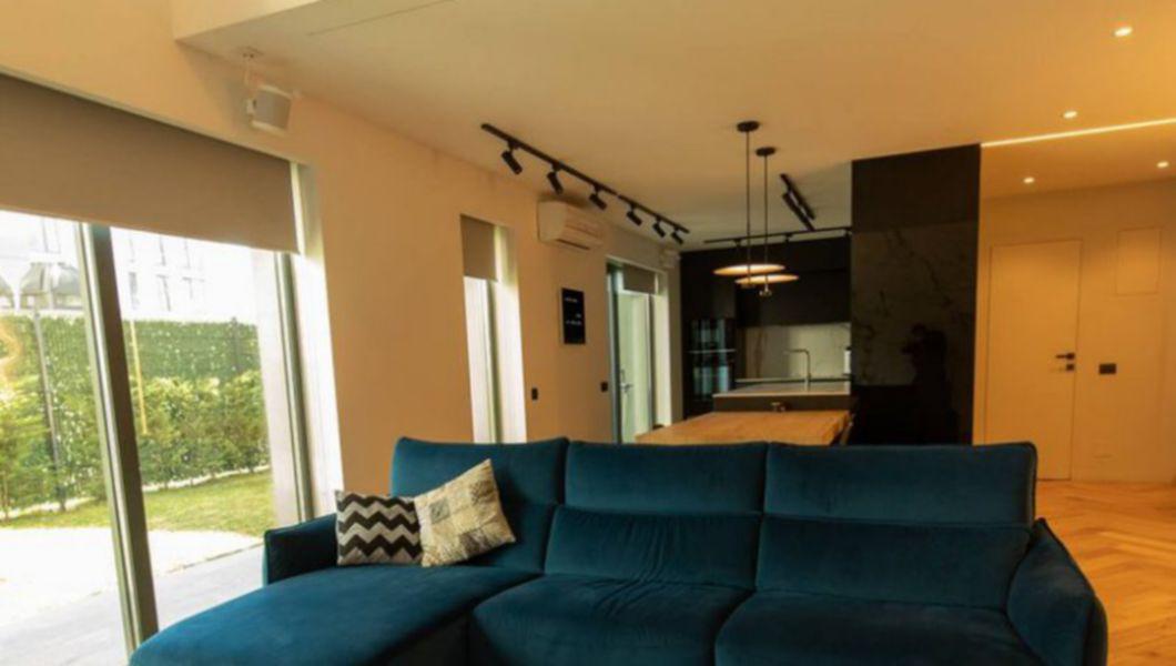Traian Băsescu apartament, canapea intr-un apartament din Pipera