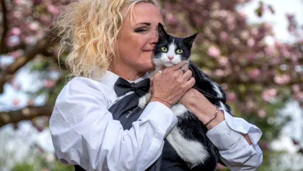 O femeie s-a căsătorit cu o pisică