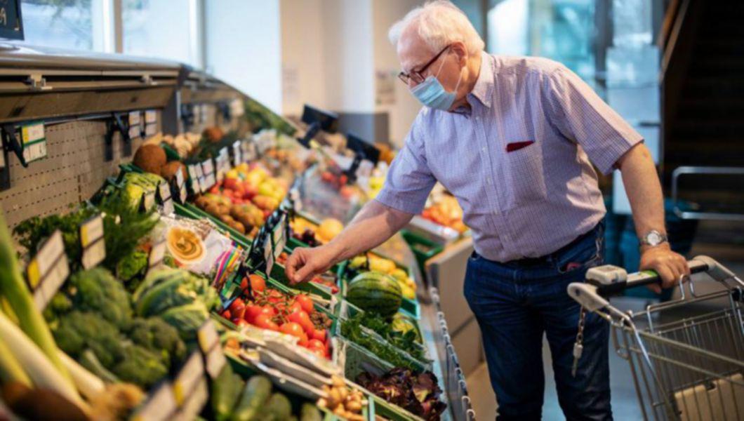 scumpirile record la alimente, batranc e face cumparaturi intr-un supermarket, raft de legume