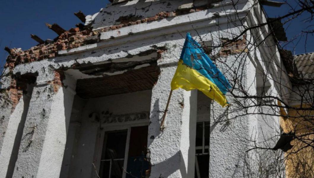 cladire bombardata de armata rusa, drapelul ucrainean