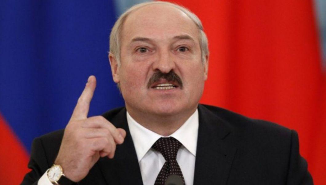 Aleksandr Lukaşenko gesticuleaza