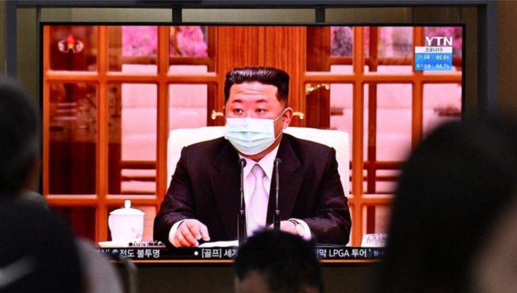 Kim Jong Un, purtand masca de protectie, vorbeste de faptul ca Coreea de Nord a raportat primul deces de COVID-19spre