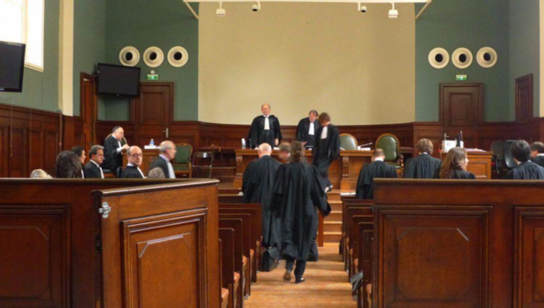 Un bărbat într-o sală de judecată și sediul Palatului de Justiție din Iași