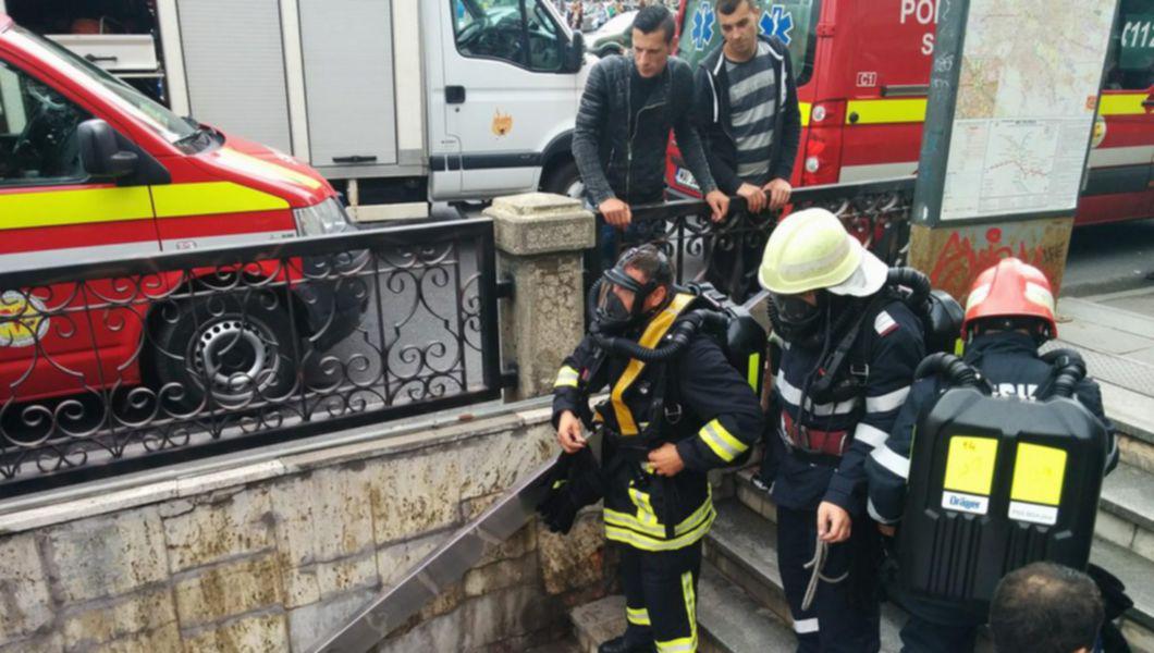 pompierii coborand scarile si intervenind la un Incendiu la metroul din Bucureşti