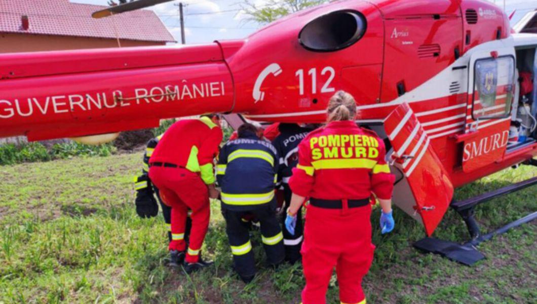 un echipaj medical SMURD acorda ingrijiri medicale dupa un accident rutier in judetul Prahova