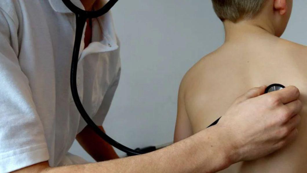 medic care asculta plamanii unui copil prin stetoscop