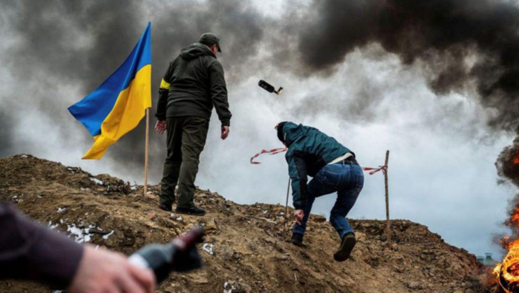 Ucraineni arunca cu sticle molotov