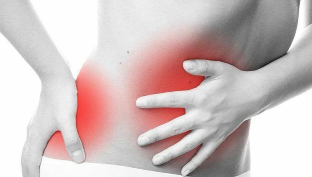 grafica persoana care se tine de abdomen si de spate din cauza durerilor provocate de rinichi