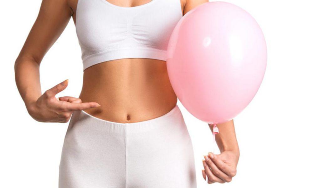 o femeie îmbrăcată în alb care ține un balon roz în mână