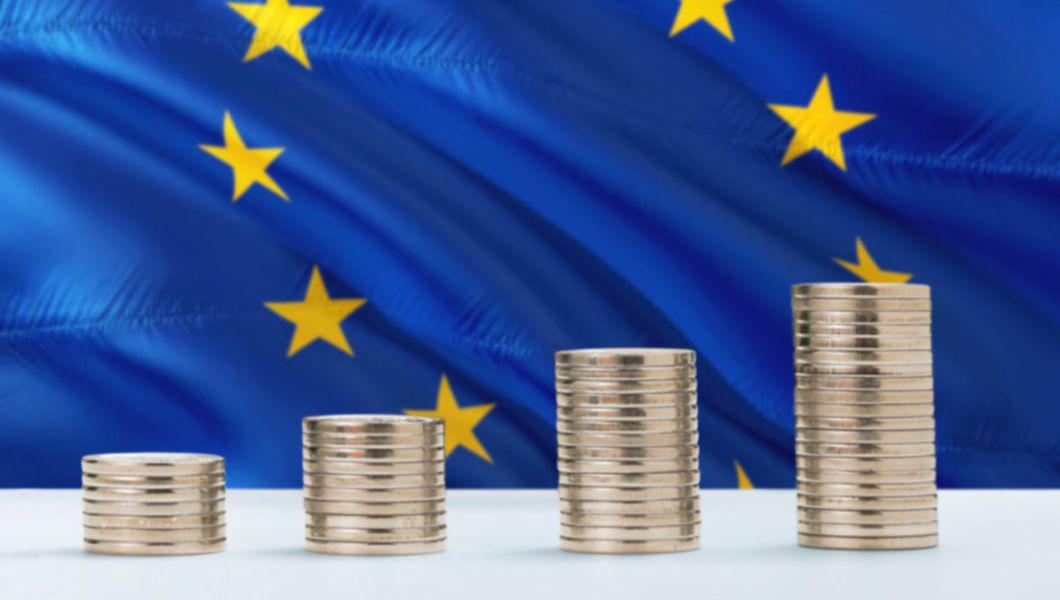 grafica cu steagul UE si monezi euro