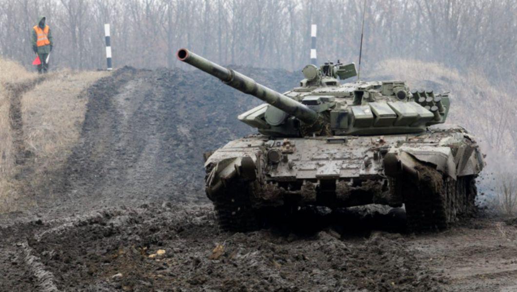 un tanc pe un teren in timp ce se deplaseaza spre mai multe localitati atacate de rusi