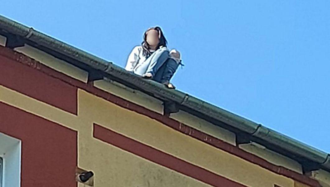 O tânără a căzut de la etaj în timp ce ameninţa că se aruncă