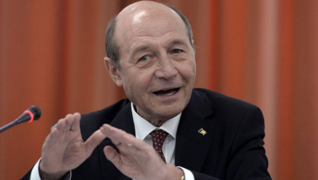 Traian Basescu gesticuleaza