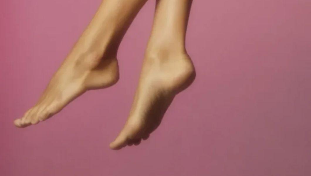 picioarele unei femei