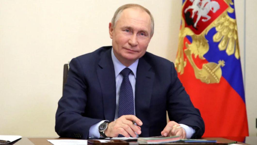 Vladimir Putin zambeste la birou